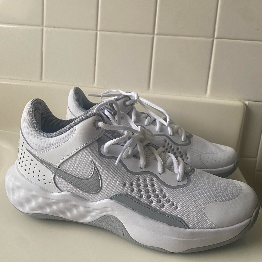 Style: NIKE Fly By Mid III
Size: 8.5M 10W
Color: WHITE/GREY 101 BRAND NEW